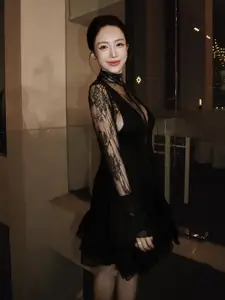 Captivating 'Mother of 4' Beauty, Surprisingly Slender Figure - image 0