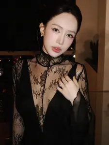 Captivating 'Mother of 4' Beauty, Surprisingly Slender Figure - image 8
