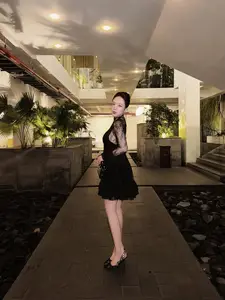 Captivating 'Mother of 4' Beauty, Surprisingly Slender Figure - image 4