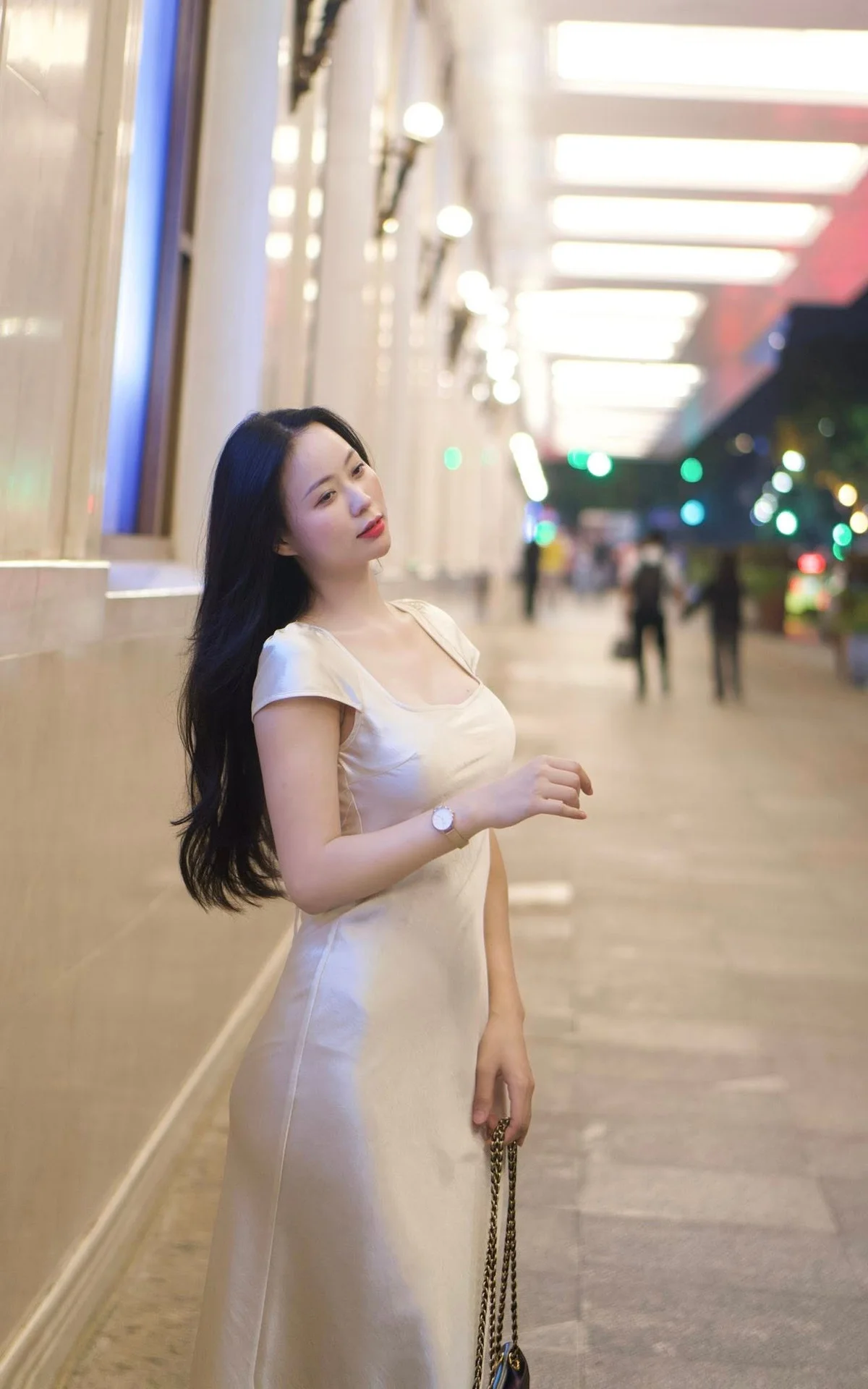 Le Huyen Trang Dominates Social Media with Viral Lens Cleaning Trend Photos