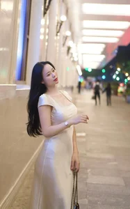 Le Huyen Trang Dominates Social Media with Viral Lens Cleaning Trend Photos - image 0