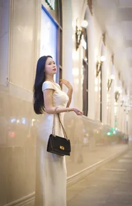 Le Huyen Trang Dominates Social Media with Viral Lens Cleaning Trend Photos - image 1
