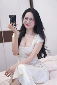 Le Huyen Trang Dominates Social Media with Viral Lens Cleaning Trend Photos - image 2