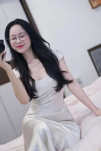 Le Huyen Trang Dominates Social Media with Viral Lens Cleaning Trend Photos - image 4