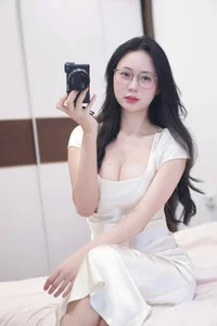 Le Huyen Trang Dominates Social Media with Viral Lens Cleaning Trend Photos - image 7