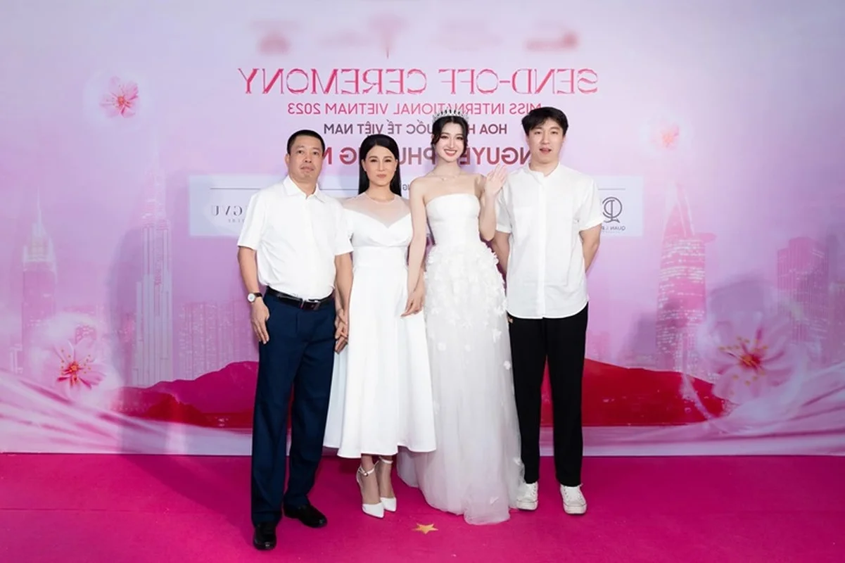 The Timeless Beauty of Runner-up Phuong Nhi's Mother Revealed