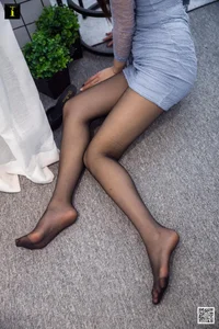 Elegant Lace and Hosiery Fashion: IESS Featuring Yu Xi's Off-the-Shoulder Style - image 0