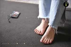 Elegant Lifestyle Photography: Model Fan Meimei in IESS Collection 073 - Painting Toenails - image 4