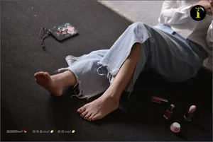 Elegant Lifestyle Photography: Model Fan Meimei in IESS Collection 073 - Painting Toenails - image 1