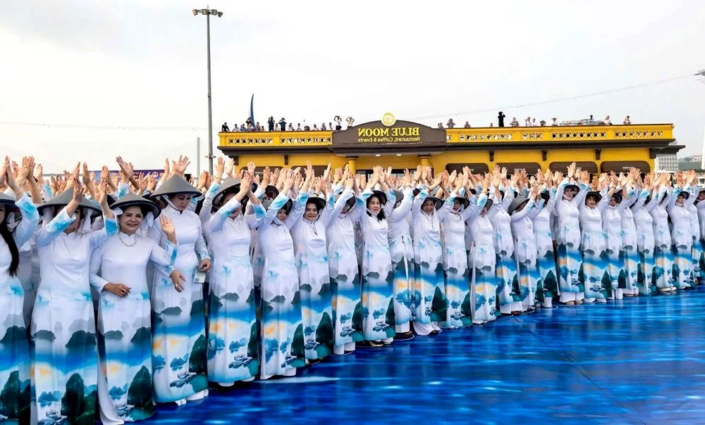Record-Breaking Ao Dai Fashion Show Illuminates the Shores of Ha Long Bay