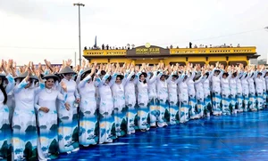 Record-Breaking Ao Dai Fashion Show Illuminates the Shores of Ha Long Bay - image 0