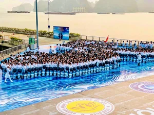 Record-Breaking Ao Dai Fashion Show Illuminates the Shores of Ha Long Bay - image 3