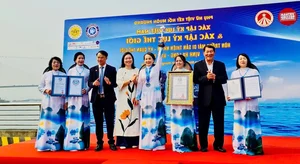 Record-Breaking Ao Dai Fashion Show Illuminates the Shores of Ha Long Bay - image 1