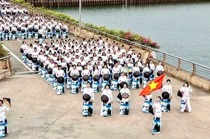 Record-Breaking Ao Dai Fashion Show Illuminates the Shores of Ha Long Bay - image 5