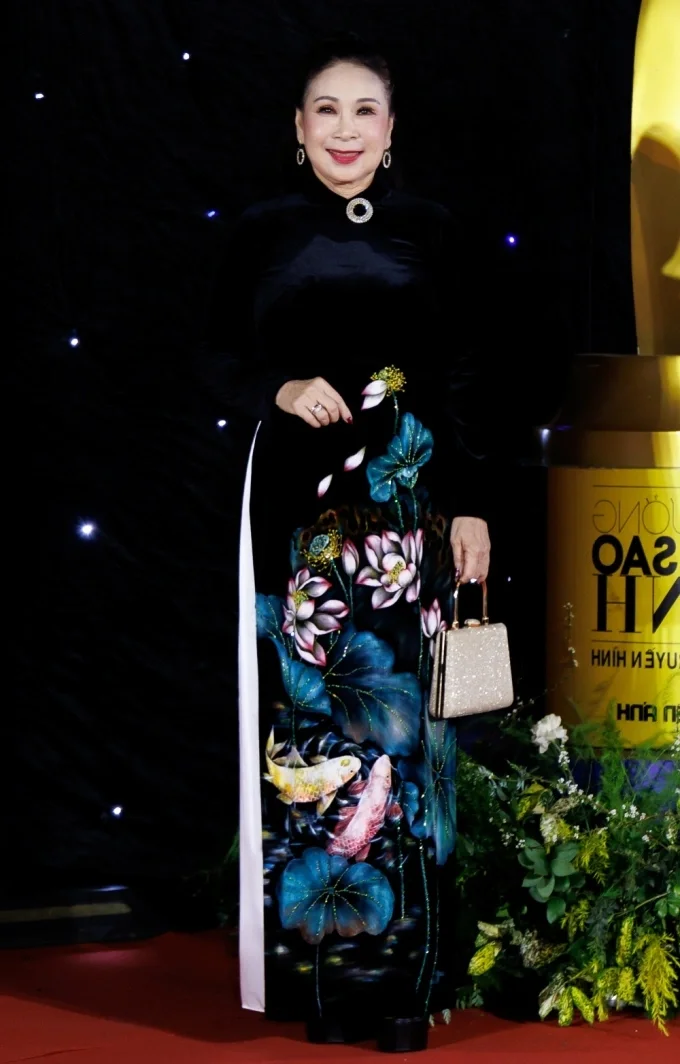 Star-Studded Glamour: Tran Thanh and Top Celebrities Grace the Blue Star Awards Red Carpet