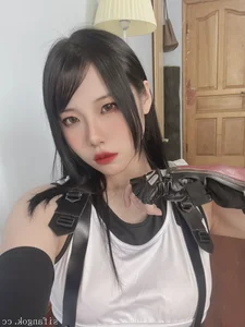 Stunning Tifa Lockhart Cosplay Gallery by Yi Li Fu Ren Li Li Zi - image 4