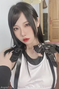 Stunning Tifa Lockhart Cosplay Gallery by Yi Li Fu Ren Li Li Zi - image 2