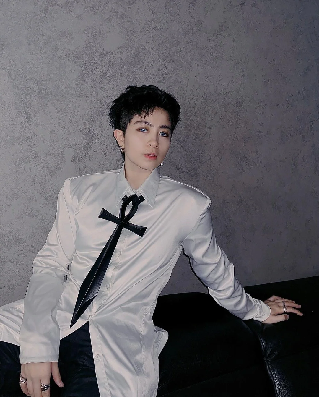 Gil Le: Mastering Androgynous Style Amidst Rising Celebrity Rumors