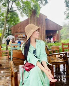 Discover the Elegant Beauty of VTV’s Private and Captivating Female Television Host Making Waves Online - image 4