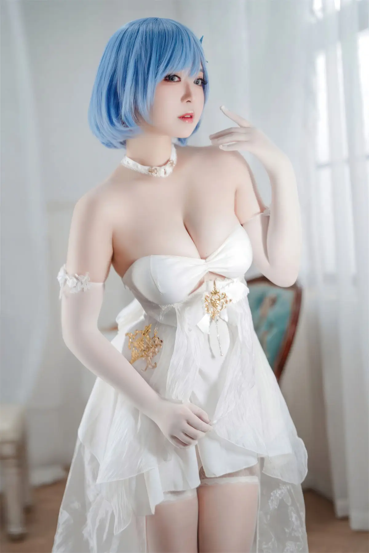 Coser Ban Ban Zi: Azur Lane Chapayev in White Knight's Melody Dress - Enchanting Beauty