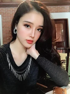 The Radiant Beauty of Mai Ngoc Phuong: A Modern Vietnamese Icon - image 0