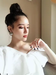 The Radiant Beauty of Mai Ngoc Phuong: A Modern Vietnamese Icon - image 4