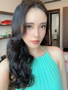 The Radiant Beauty of Mai Ngoc Phuong: A Modern Vietnamese Icon - image 5