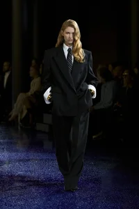 Rose Blackpink Captivates at Fashion Show: A Mix of Beauty and Concern Over Her Slim Frame - image 8