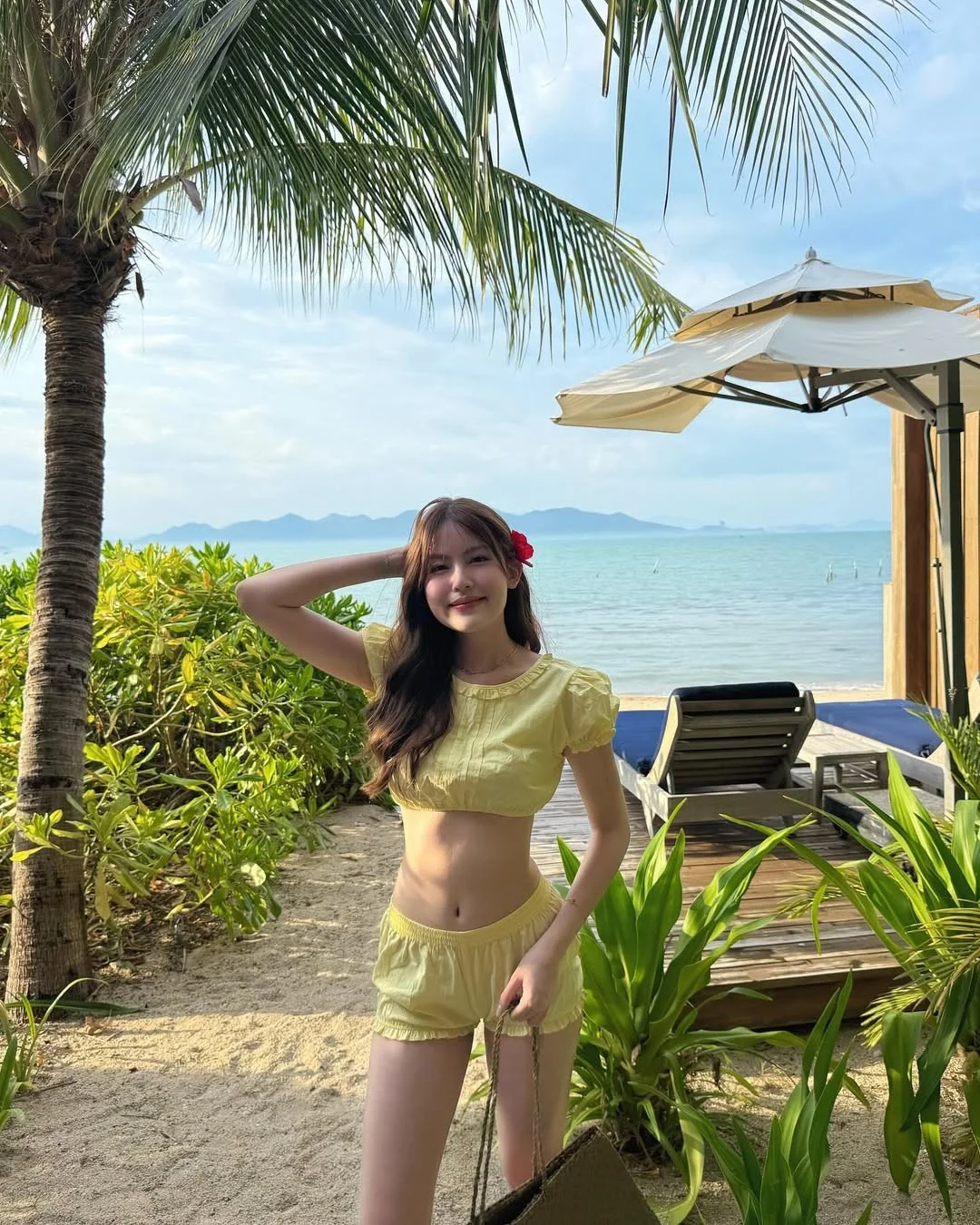 Tang My Han Showcases Her Stunning Physique and Chic Fashion Style