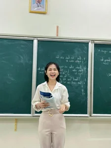 Modern Educators: The Ha Tinh Teacher Captivating Hearts with Her Signature Style - image 0
