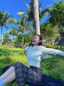 Modern Educators: The Ha Tinh Teacher Captivating Hearts with Her Signature Style - image 2