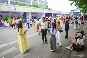 Vietnamese Tourists Embrace Korean Culture: Wearing Traditional Hanbok at the Cultural Festival - image 9
