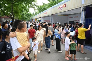 Vietnamese Tourists Embrace Korean Culture: Wearing Traditional Hanbok at the Cultural Festival - image 4