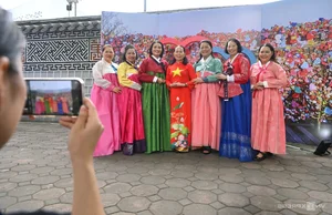 Vietnamese Tourists Embrace Korean Culture: Wearing Traditional Hanbok at the Cultural Festival - image 1