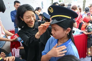 Vietnamese Tourists Embrace Korean Culture: Wearing Traditional Hanbok at the Cultural Festival - image 5