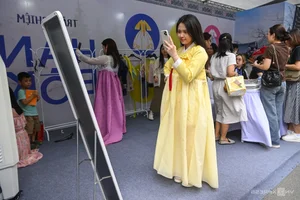 Vietnamese Tourists Embrace Korean Culture: Wearing Traditional Hanbok at the Cultural Festival - image 7