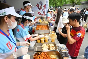 Vietnamese Tourists Embrace Korean Culture: Wearing Traditional Hanbok at the Cultural Festival - image 2
