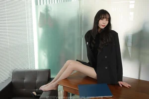 IESS TuanTuan: Professional Long Legs in Suit Aesthetic - image 15