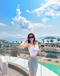 Defining the Urban Edge: How Bold Silhouettes and Confident Poses are Transforming Modern Women's Fashion Trends - image 6