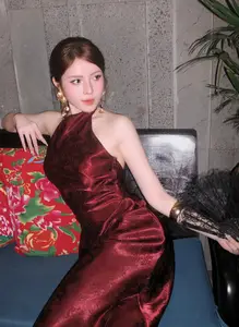 Flight Attendant Phan Que Chi Dazzles in Seductive Red Cheongsam, Captivating Thousands with Her Beauty - image 3