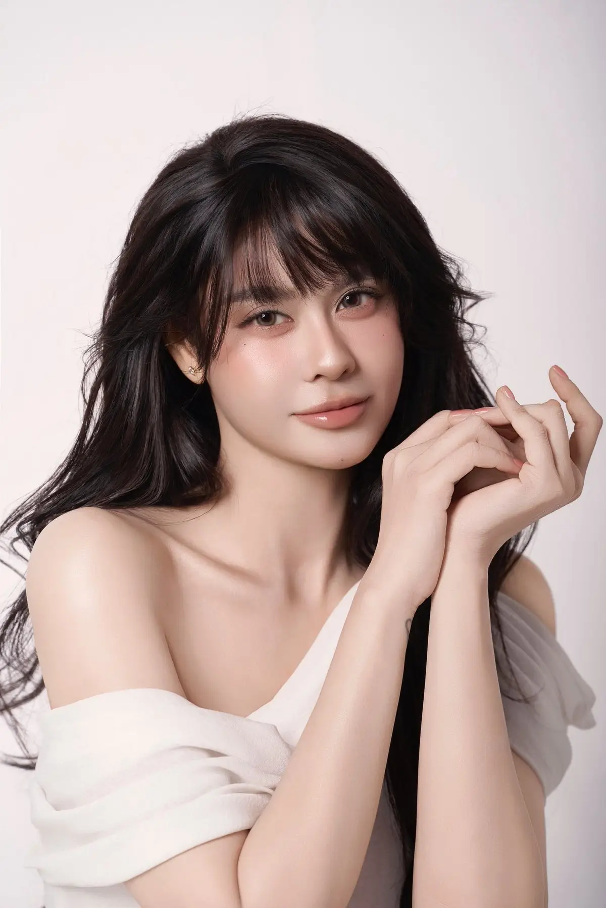 Truong Quynh Anh U40: Stunning Doll-Like Beauty & Chic Style Dazzle Fans.