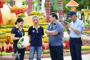Nguyen Hue Flower Street 2025: The Majestic Snake Mascot Revealed - image 4