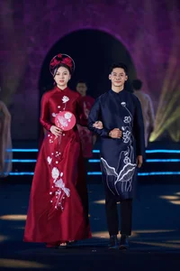 Elegant Vietnamese Fashion: Thảo Vân and Her Son Showcase Traditional Ao Dai Designs - image 2