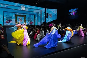 Exploring the Artistic Mastery of 'Rose of the Dawn' by Designer Thanh Hương Bùi - image 3