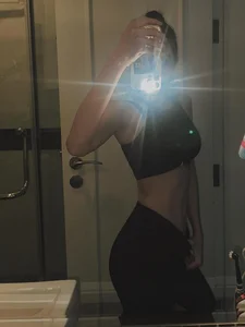 Nam Dinh Fitness Influencer Stuns with Surreal Waistline in New Workout Gear - image 1