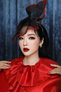 Miss Giang My: Ageless Beauty and Luxury Living in Her 1000m2 Villa - image 5