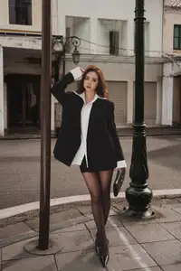 View Huyen Lizzie's Irresistible Korean Vibe Beauty Charms Netizens With Elegant Style - image 0