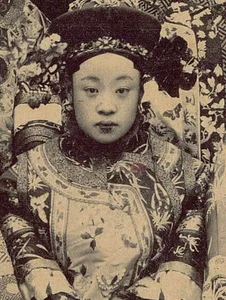 The Astonishing Beauty and Elegance of Qing Dynasty Royal Women - image 0