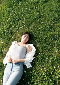 Suzuhara Riko: Radiant Smile On Green Grass Soft Warm Moments Of A Japanese Girl - image 10