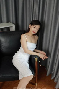 Minimalist Chic: IESS White Bodycon Skirt Special Collection - image 1